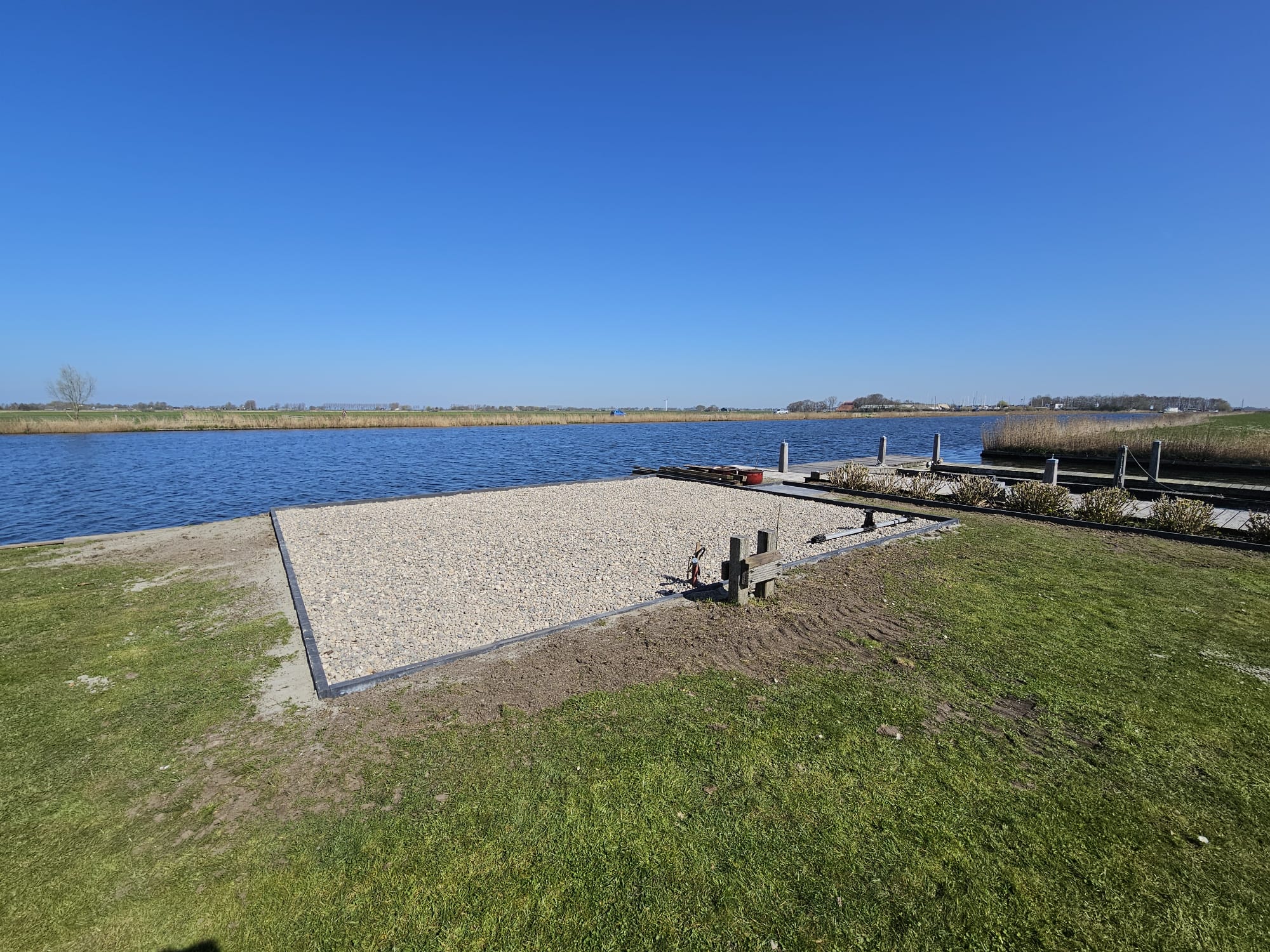 Tuinaanleg bij woning aan het water — foto 1