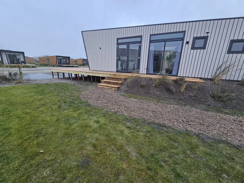 Tuinaanleg bij woning aan het water