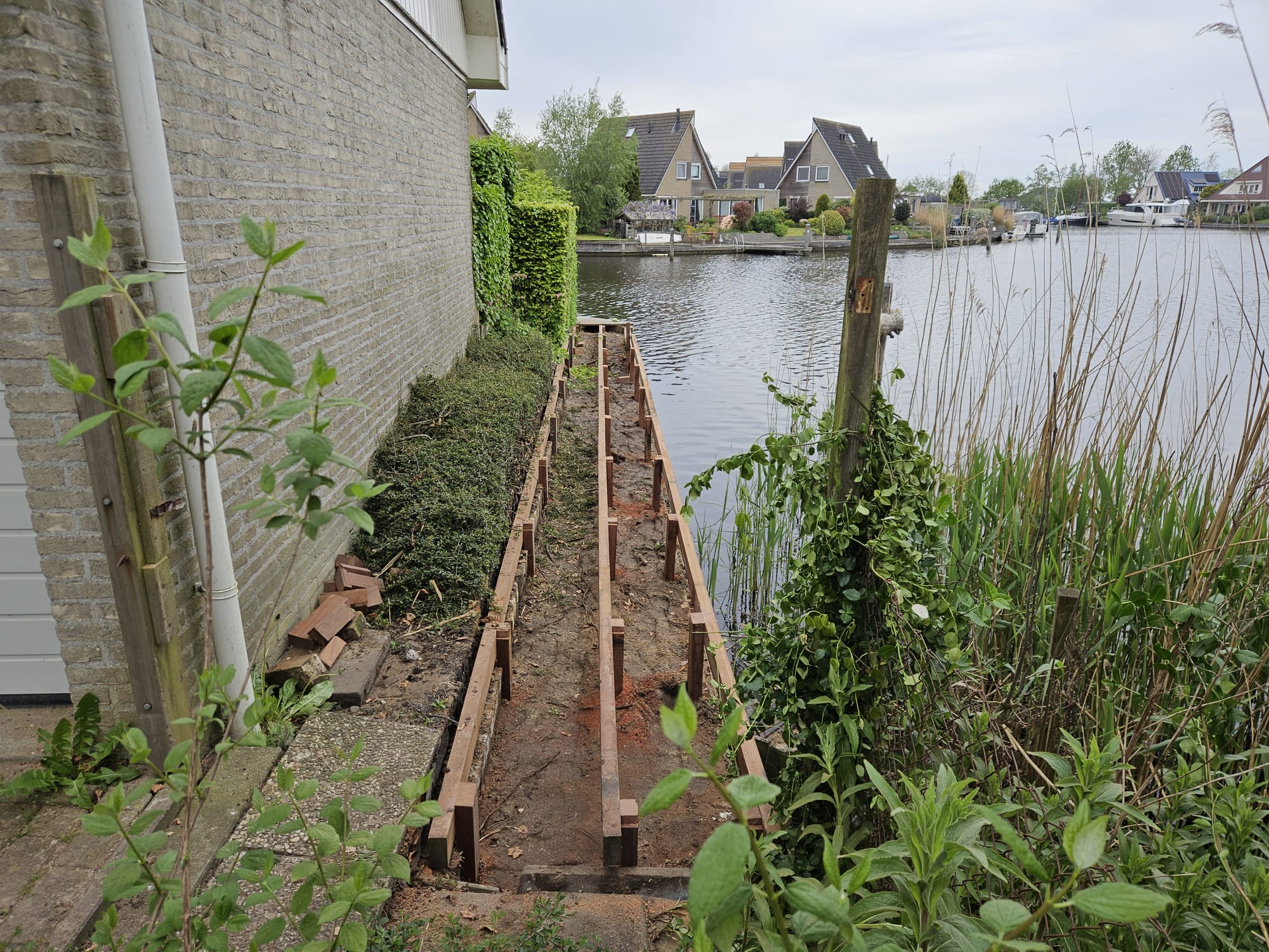 Tuinaanleg bij woning aan het water — foto 3