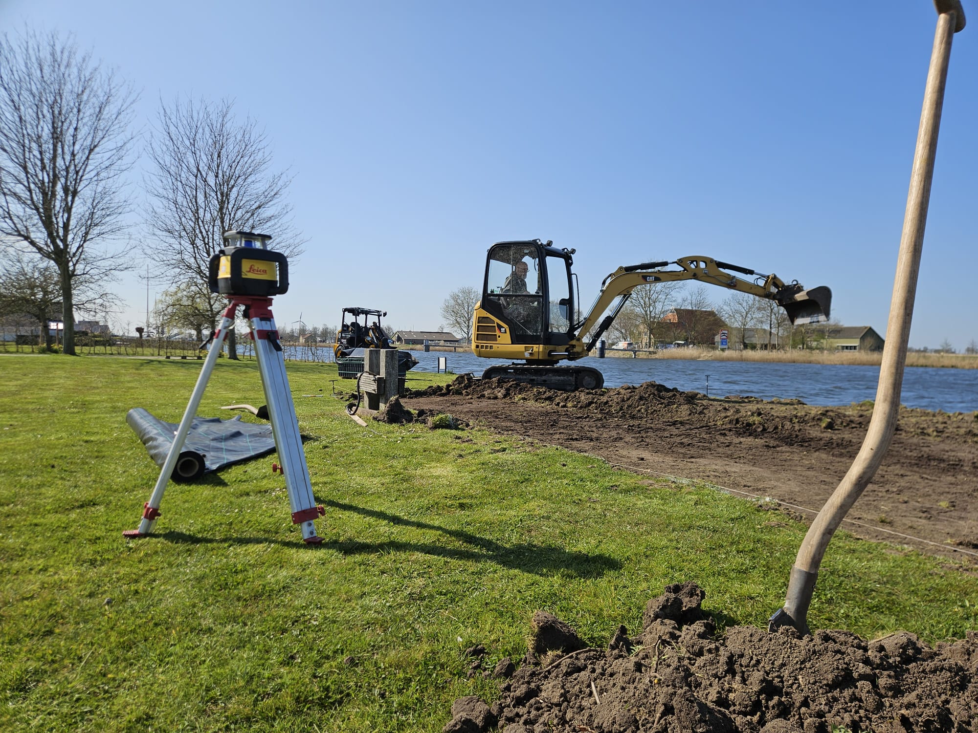 Tuinaanleg bij woning aan het water — foto 7