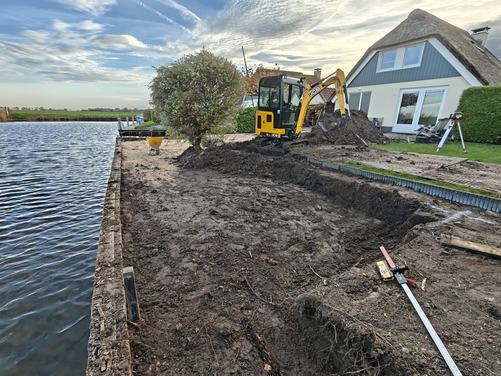 Tuinaanleg bij woning aan het water — foto 8