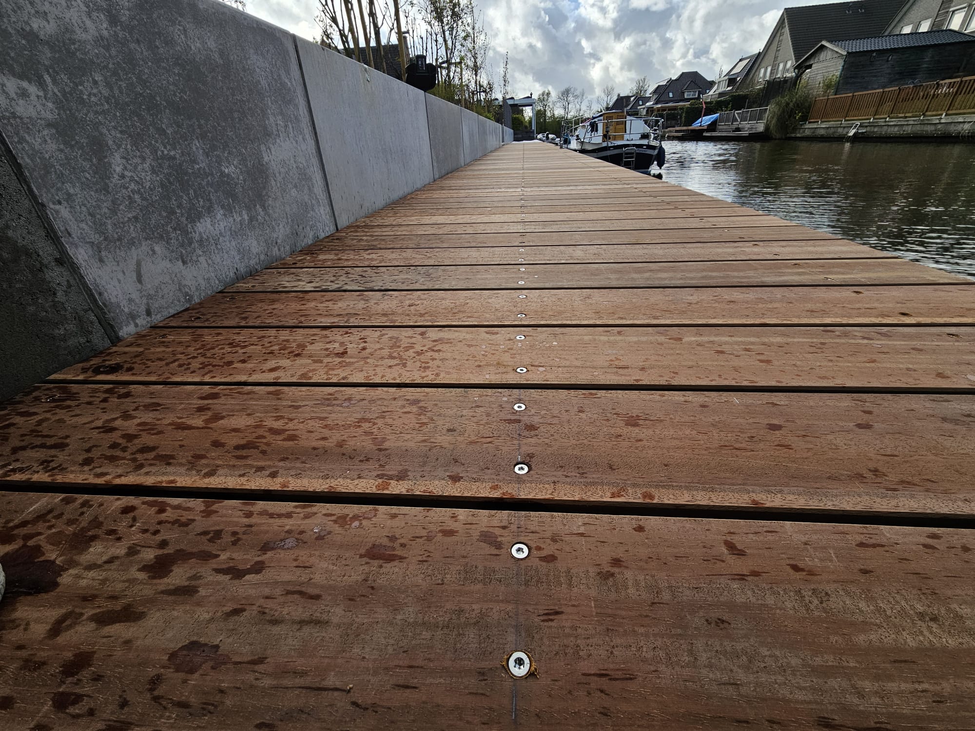 Tuinaanleg bij woning aan het water — foto 9