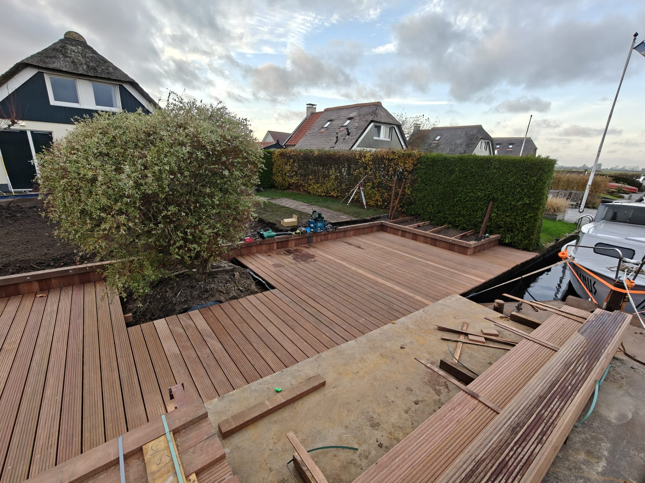 Tuinaanleg bij woning aan het water — foto 10