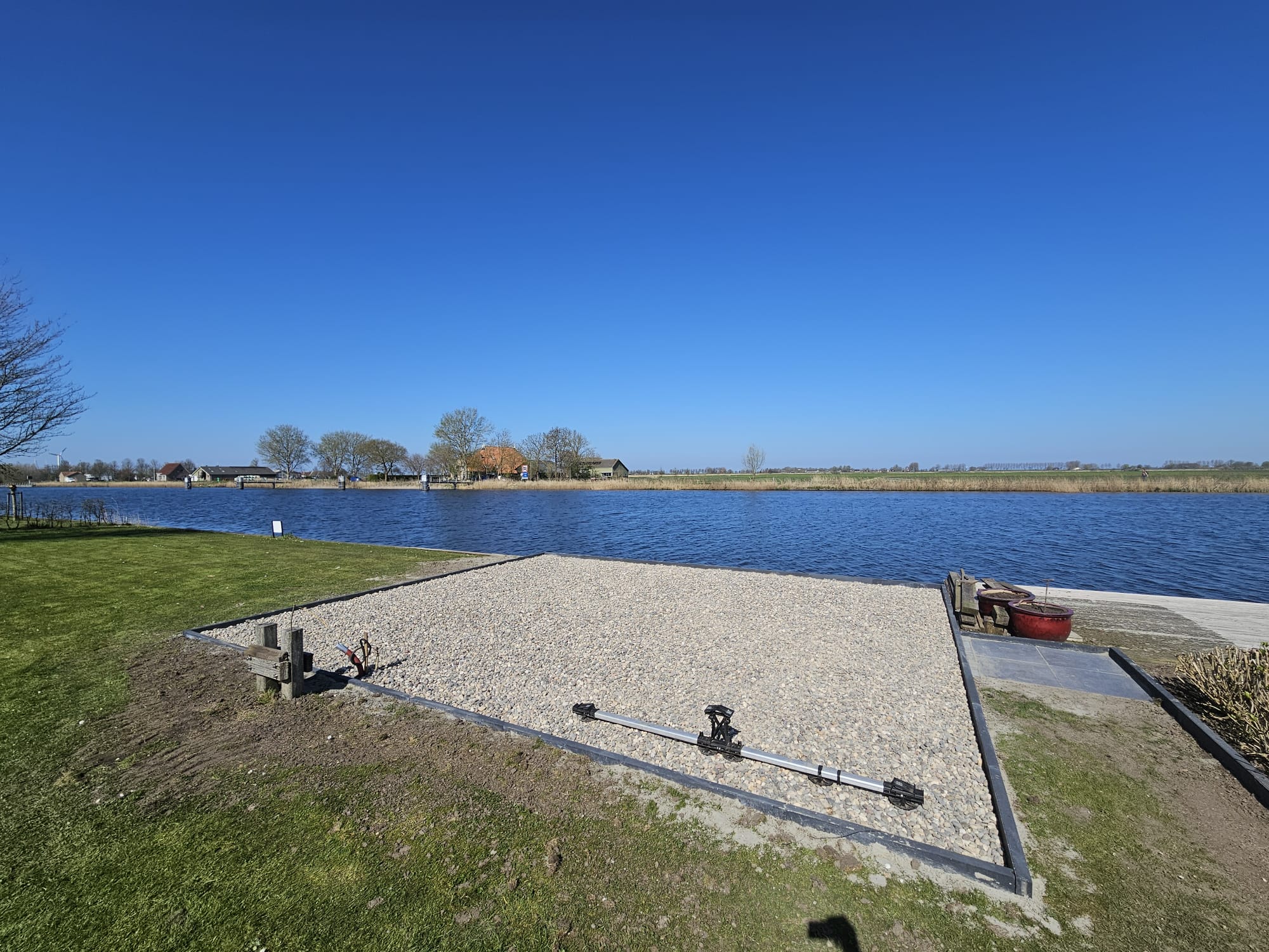 Tuinaanleg bij woning aan het water — foto 11