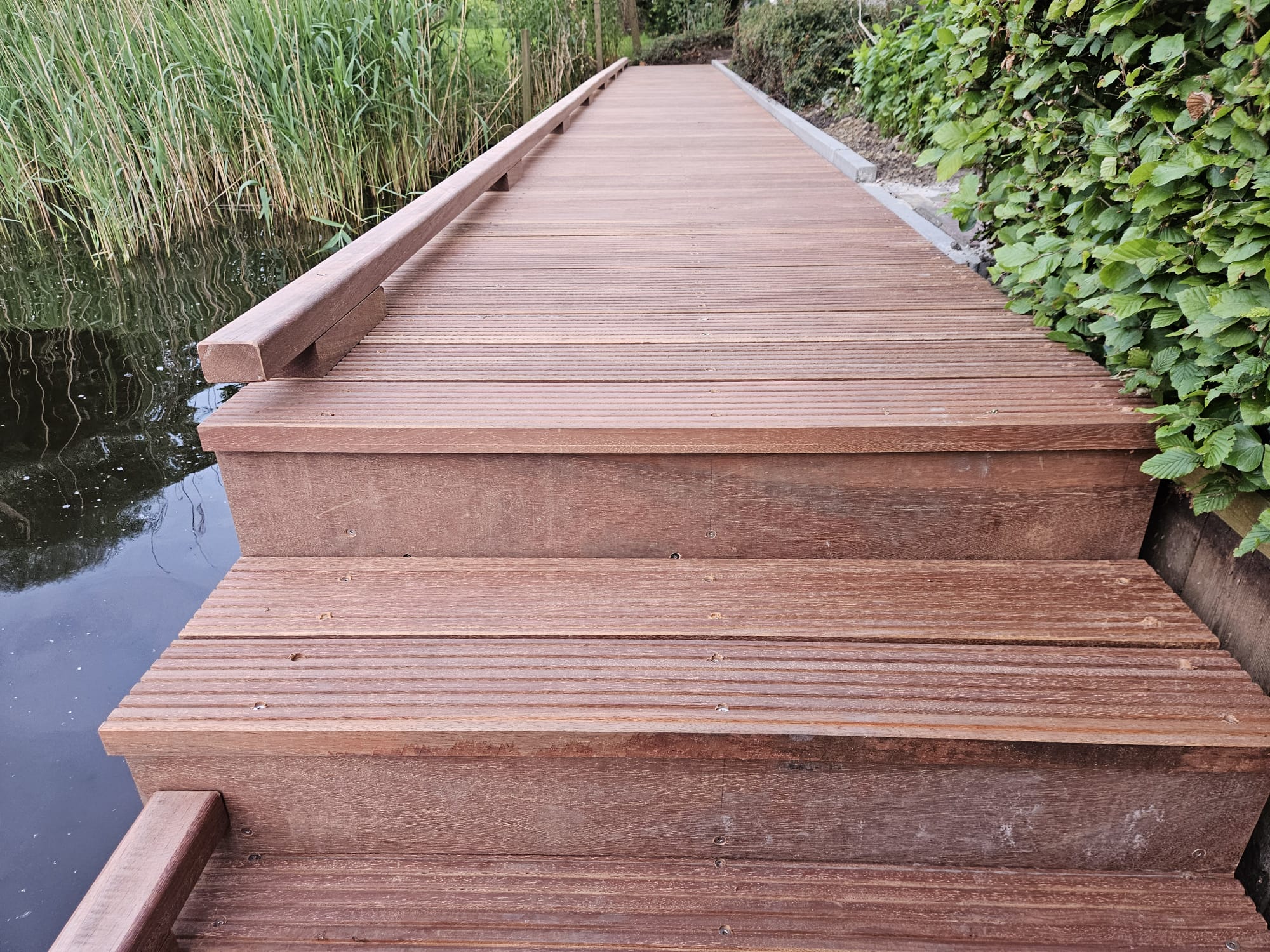 Vlonderterras aan het water — foto 21